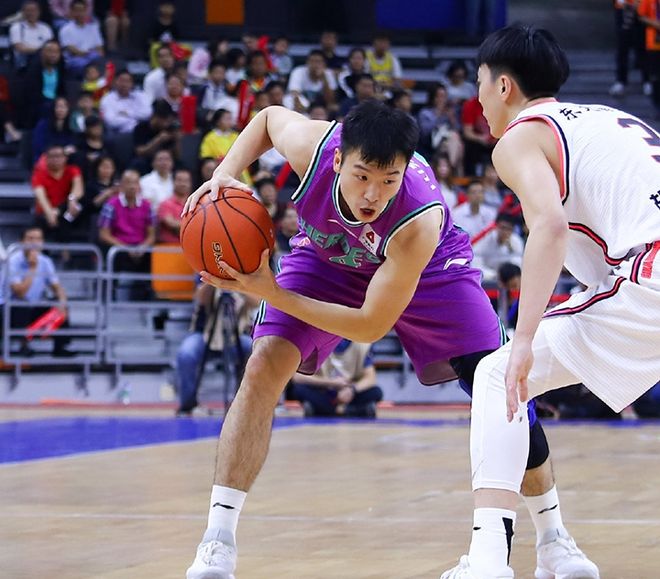 深圳男篮迎英超关键赛，国际比赛日队长鼓劲，质疑声仍在，年轻球员得到机会的简单介绍