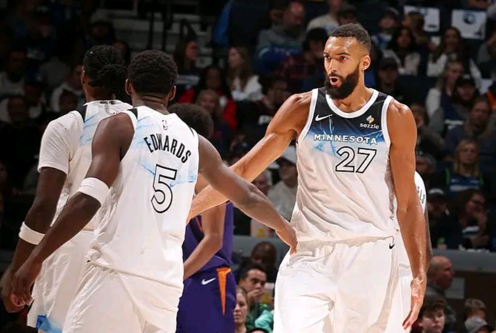 包含明尼苏达森林狼迎足总杯关键赛，加时末段绝杀压哨，态度坚定，年轻球员得到机会的词条